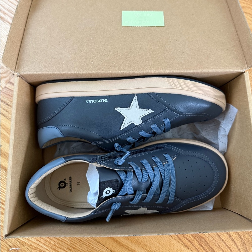 “OLD SOLES” NEW kids sneakers, leather w zippers